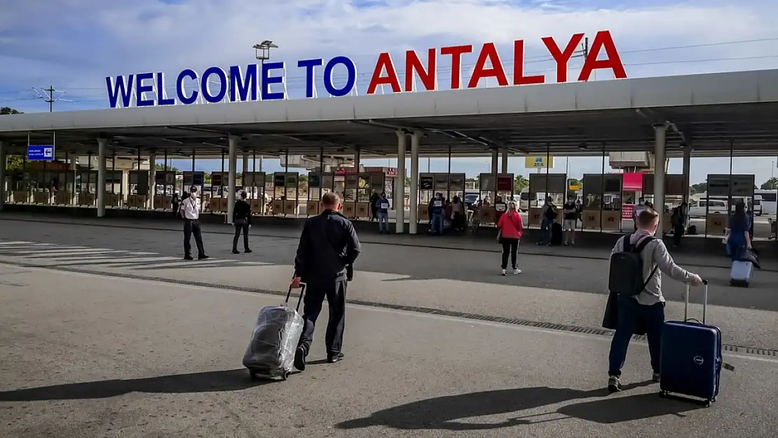 Son dakika! Antalya Havalimanı'nda tavan çöktü