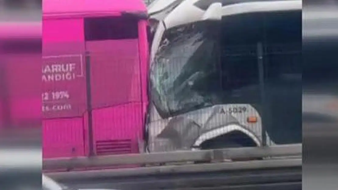 Son dakika! İstanbul'da iki metrobüs çarpıştı!