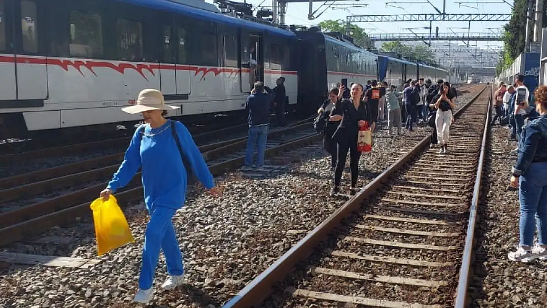 Son Dakika: İZBAN raydan çıktı, yolcular tahliye edildi!