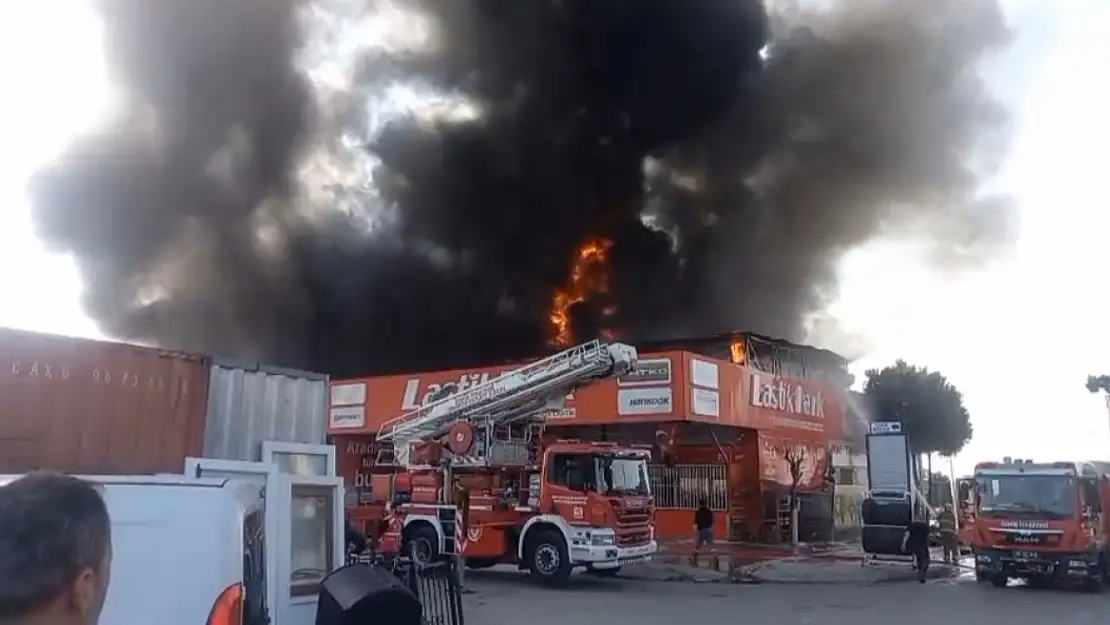 Son dakika! İzmir'de sanayi sitesi alevlere teslim oldu