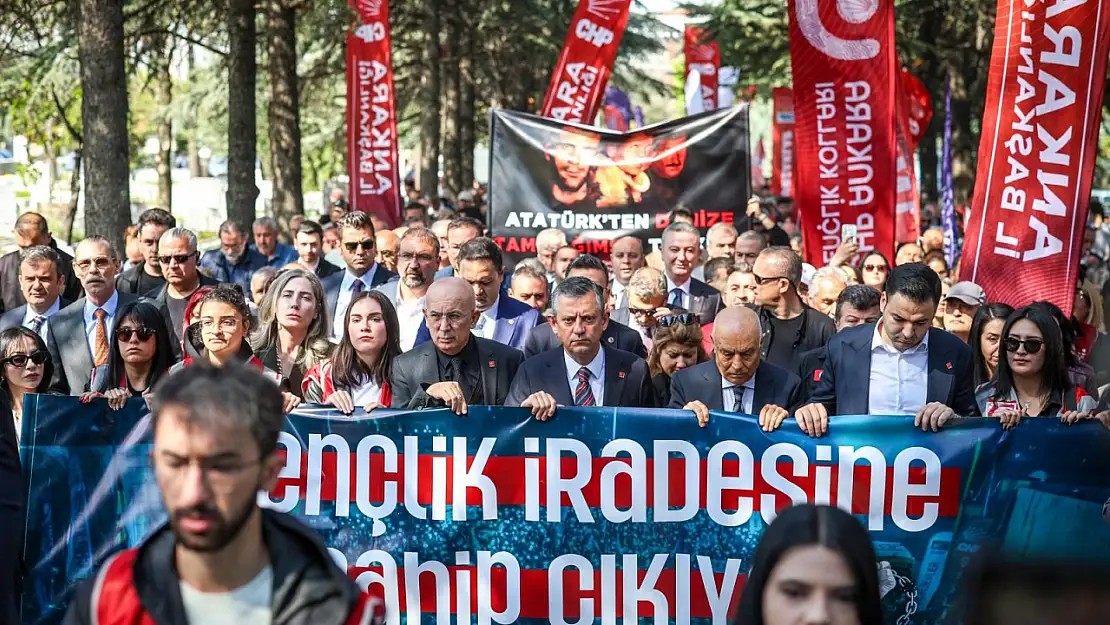Son dakika! Özgür Özel'den 'üç fidan' mesajı: Davalarına ortağız!