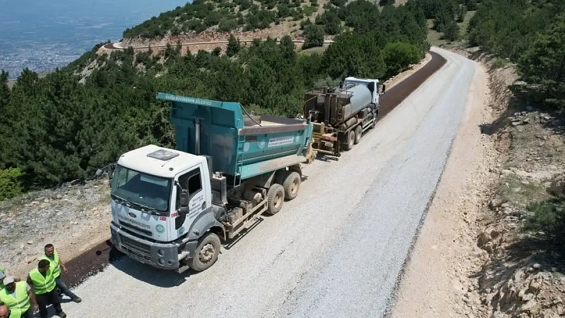 Spil Dağı yolunda sathi kaplama işlemi başladı