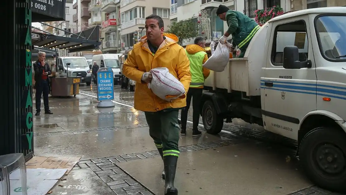 Su saldırısına karşı Belediye'den kum torbası desteği