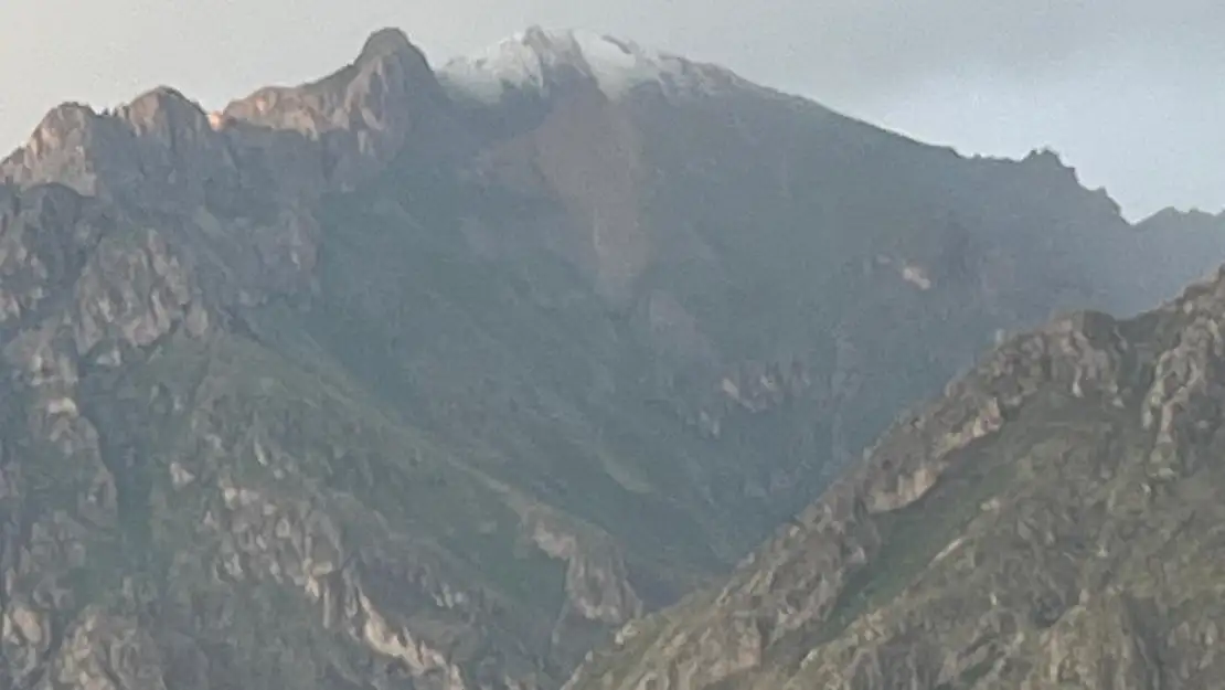 Sümbül Dağı'nın zirvesi beyaza büründü
