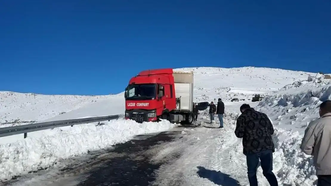 Sürücüler dikkat! Ardanuç-Ardahan yolunda kar fırtınası 