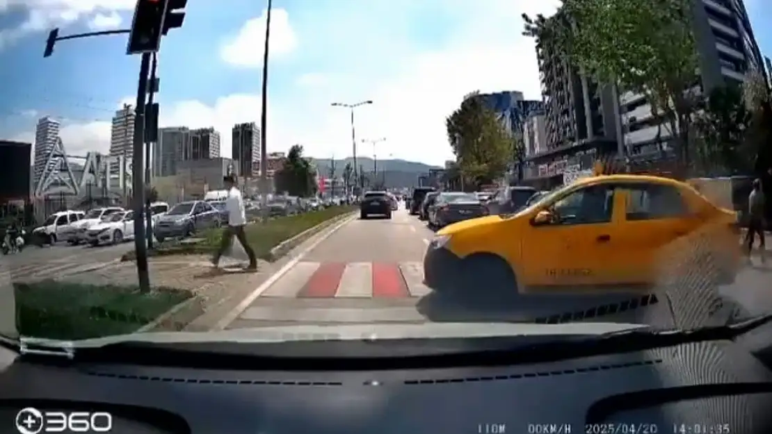 Taksi yolu kısaltmak istedi, yaya geçidini kullandı!