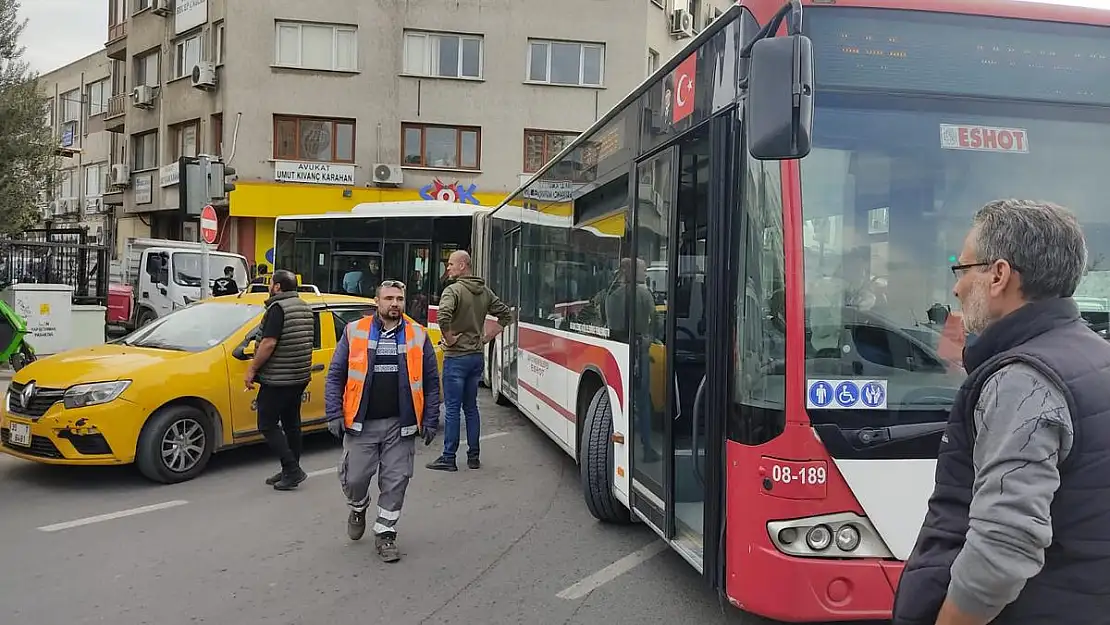 Taksici aracını park etti Cuma'ya gitti, trafiği felç etti