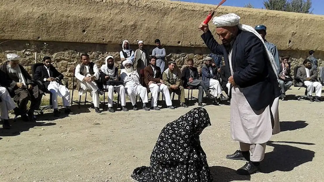 Taliban kadınları stadyumda kırbaçladı