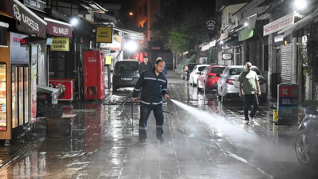 Tarihi Bornova Çarşısı'nda gece mesaisi