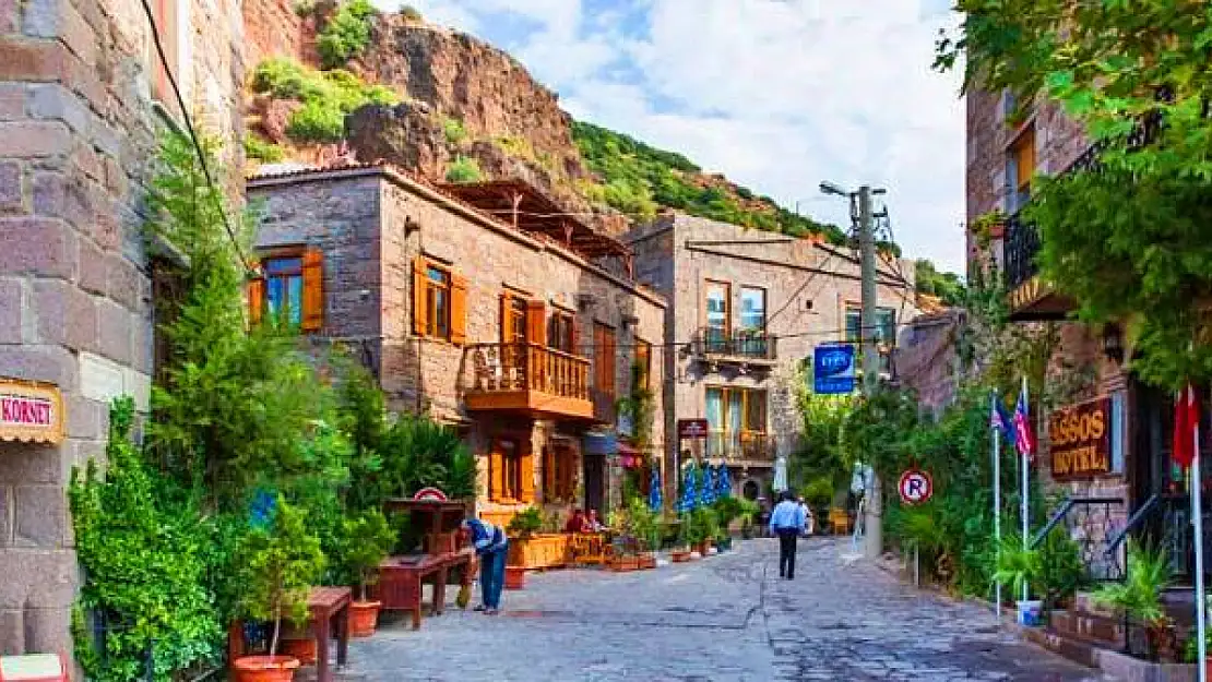 Tarihi evleri, cam gibi deniziyle Şirince'ye rakip! Binlerce yıllık tarihi merak uyandırıyor