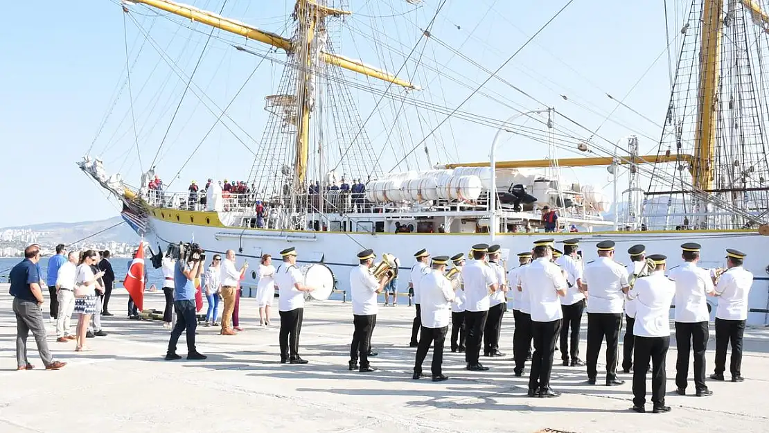 Tarihi gemi Torbalı Belediyesi Bandosu eşliğinde karşılandı