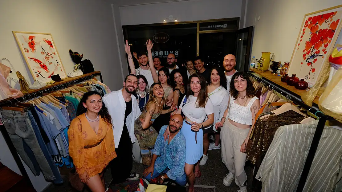 Tarihi Kemeraltı'nda Vintage Moda Defilesi ile zamanda yolculuk