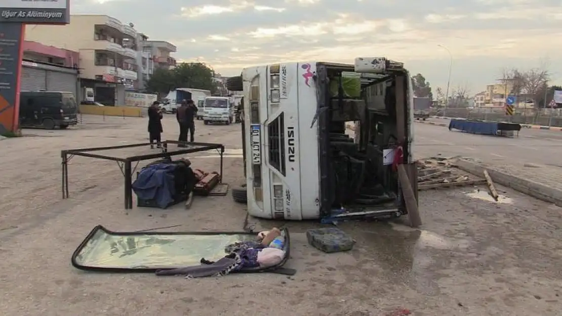 Tarım işçilerini taşıyan midibüs devrildi: 15 yaralı