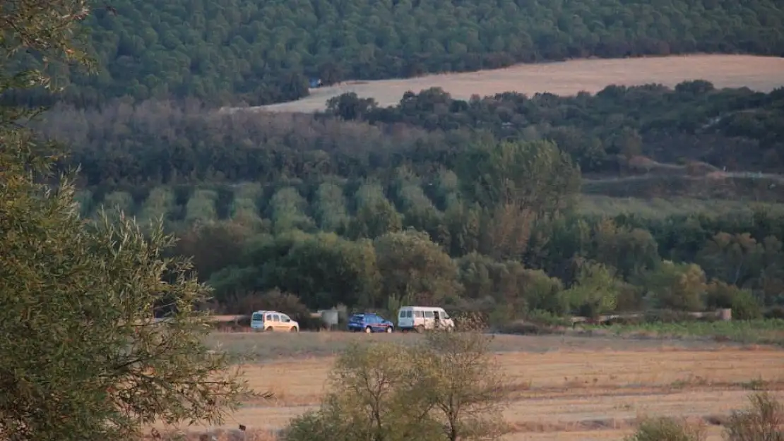 Tarlada ölü bulunan çocuğun üzerinden araç geçmiş