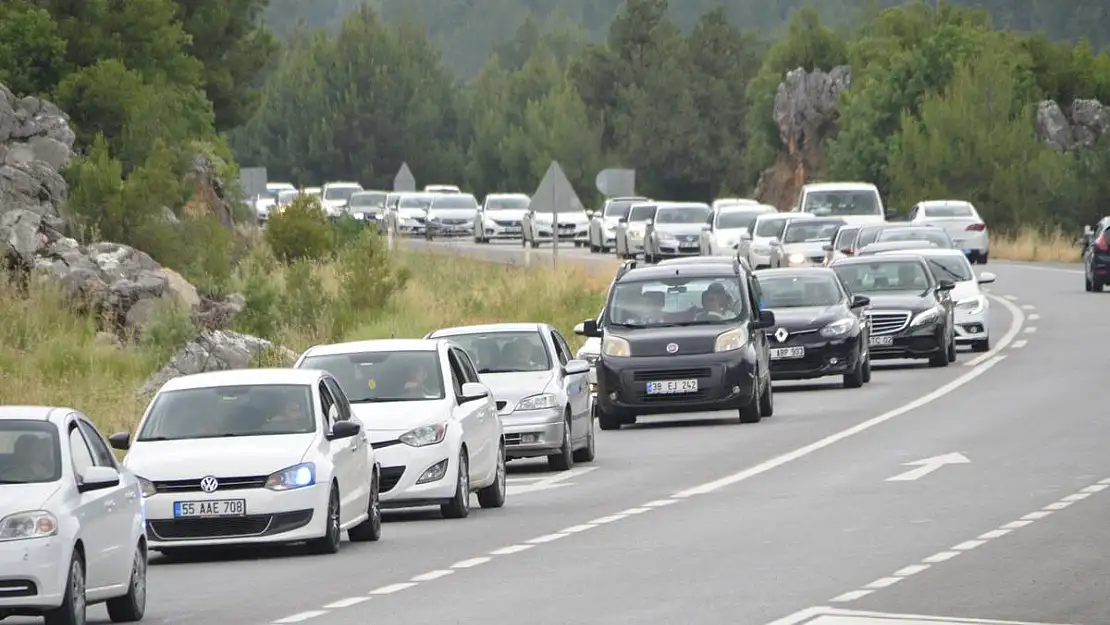 Tatil dönüşü Antalya-Konya karayolunda trafik yoğunluğu