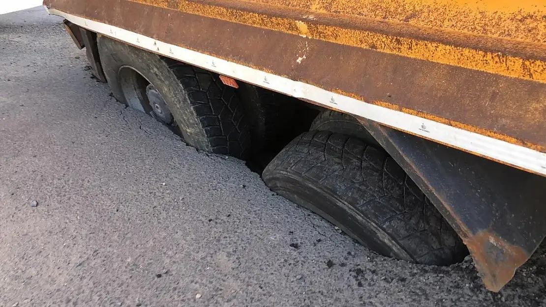 Tekirdağ'da asfalt yol çöktü, bir kamyon yola saplandı