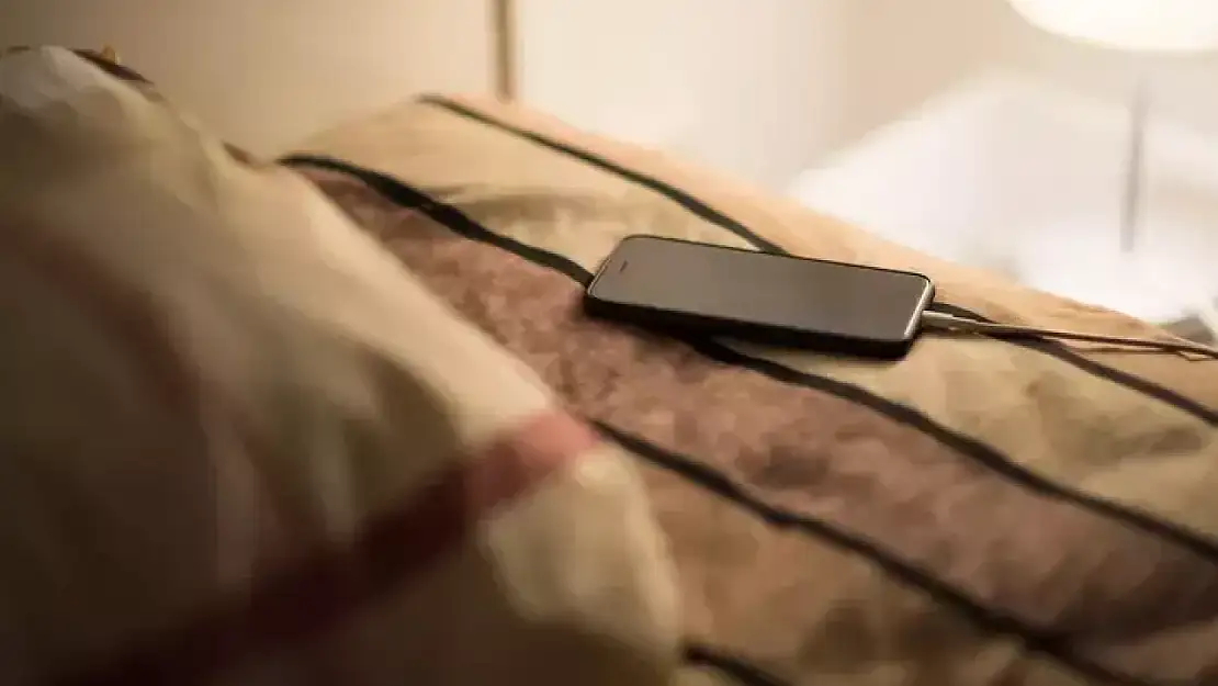 Telefonu gece şarjda bırakmak yangına davetiye mi? Uzmanlar uyardı!