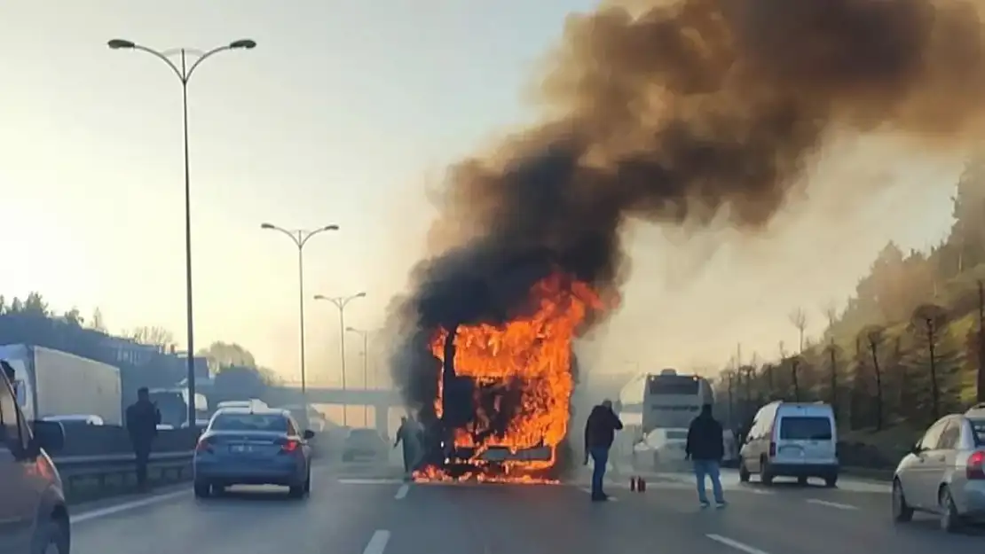 TEM Otoyolu'nda dehşet: Otobüs alev alev yandı!