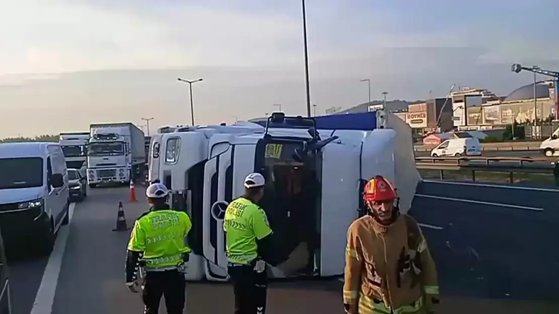 Tem otoyolunda tır devrildi: Trafik tek şeritten sağlanıyor