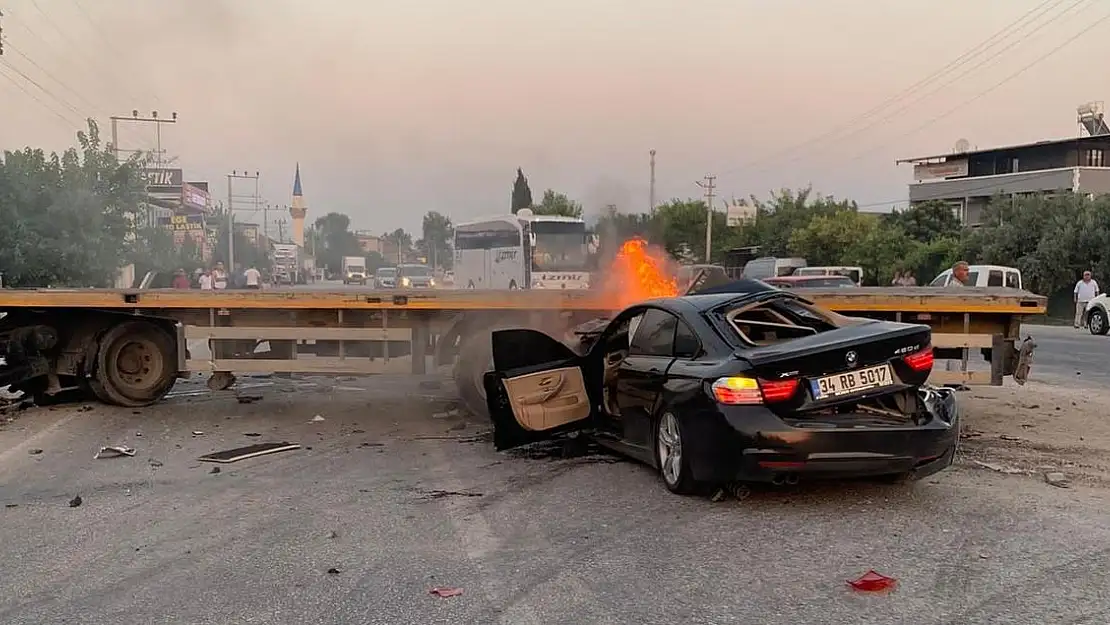 TIR’a çarpan otomobil alev aldı sıkışan sürücüyü vatandaşlar kurtardı