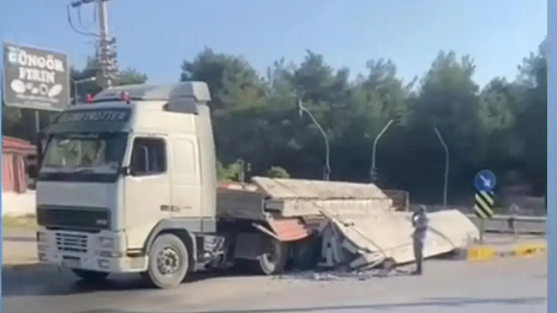 Torbalı’da TIR’dan devrilen beton bloklar tehlike yarattı