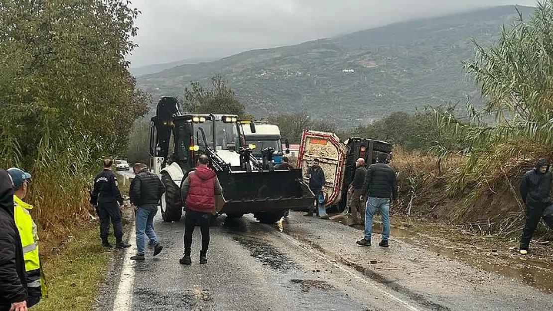 Tire-Belevi yolunda kamyon devrildi!