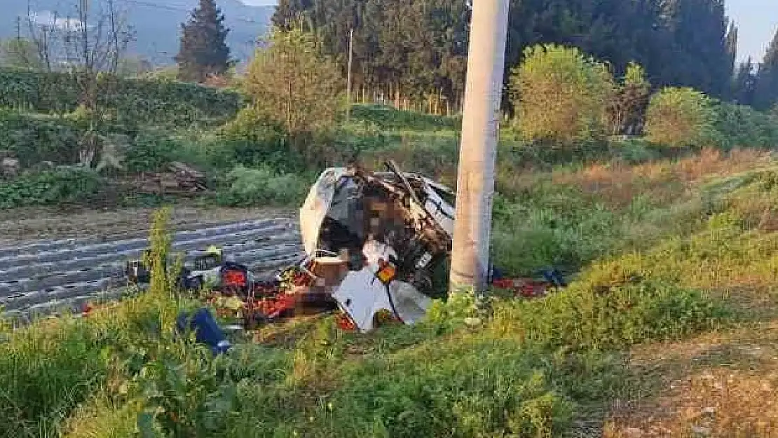 Tire’de feci kaza…Minibüs elektrik direğine çarptı