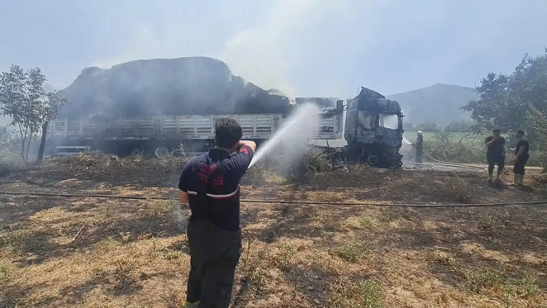 Tire’de saman yüklü tır alev aldı