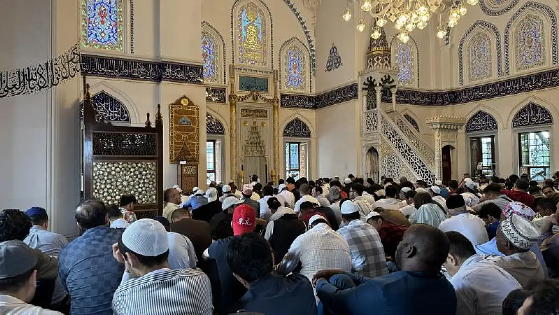 Tokyo Camii’nde bayram namazı eda edildi