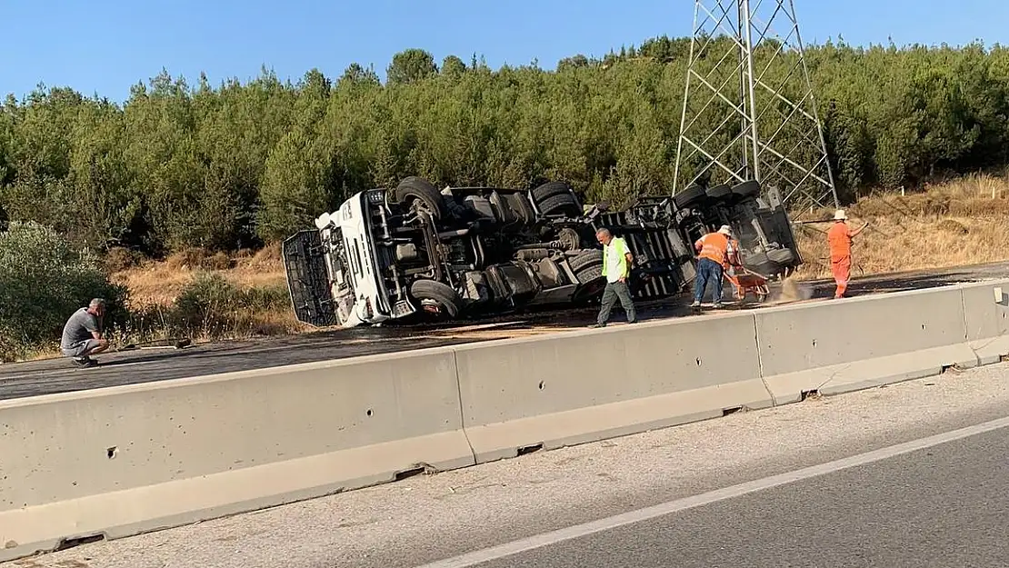 Torbalı – Bayındır yolunda TIR devrildi