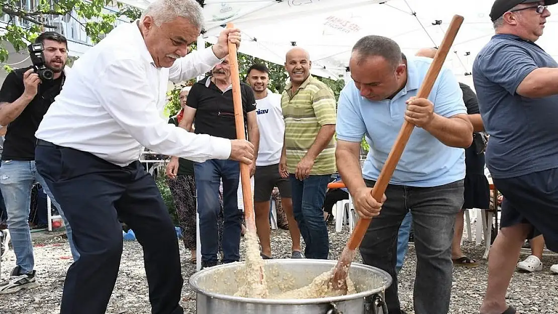 Torbalı Belediye Başkanı Tekin düğünde keşkek dövdü