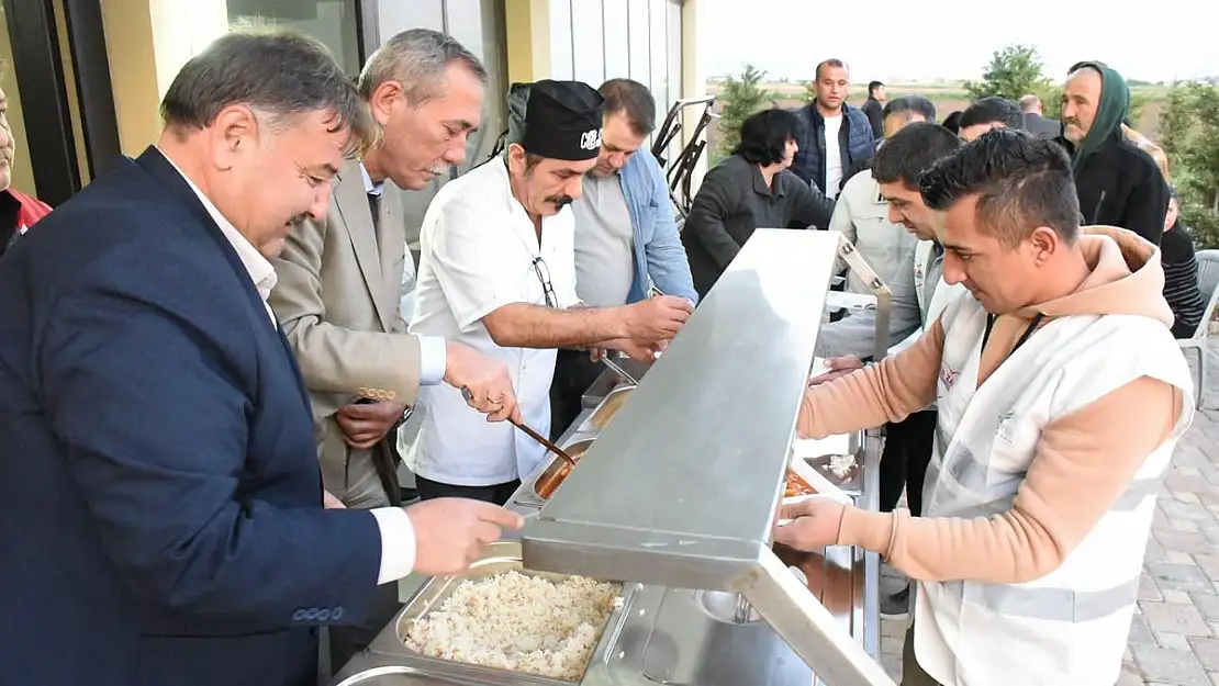 Torbalı Belediyesi depremzedelere iftar yemeği düzenledi