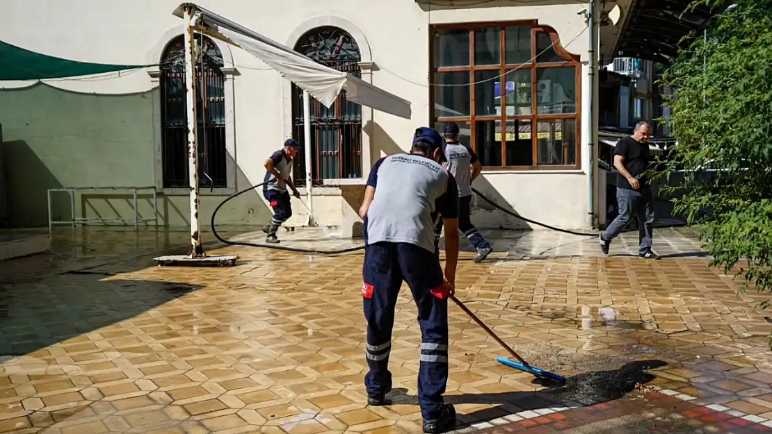 Torbalı Belediyesi'nden camilerde 'Cuma' temizliği