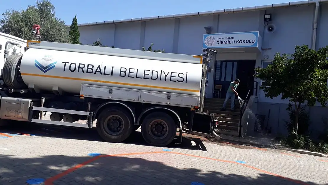 Torbalı Belediyesi okul bahçelerini temizledi