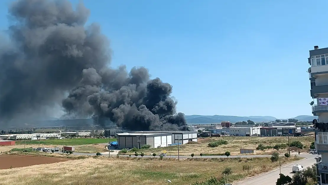 Torbalı'daki sandalye fabrikasında yangın paniği!