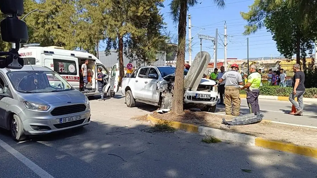 Torbalı Haluk Alpsu Bulvarı’nda kaza: Önce otomobile sonra ağaca çarptı