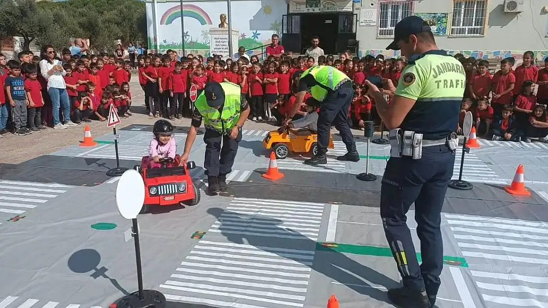 Torbalı jandarmasından öğrencilere oyun tadında trafik eğitimi