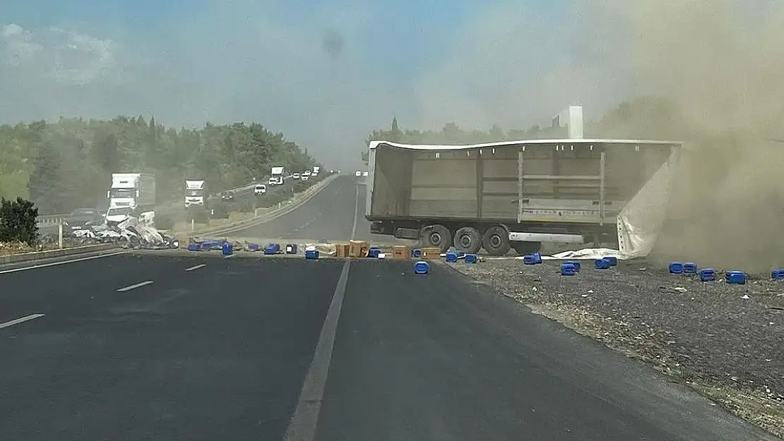 Torbalı yolunda karşı şeride geçen TIR devrildi