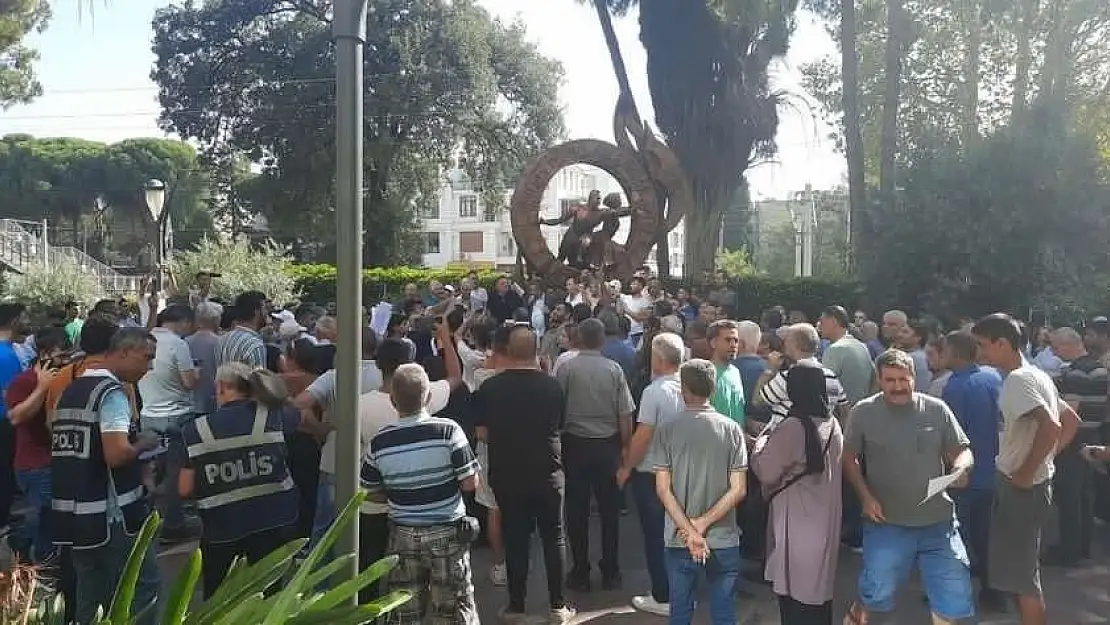 Torbalı'da grev kararı alan pazarcılar tezgah kapattı