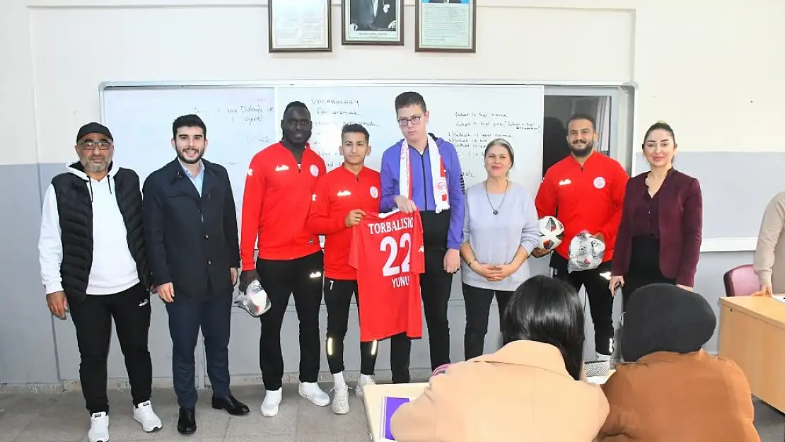 Torbalıspor’dan duygulandıran ziyaret