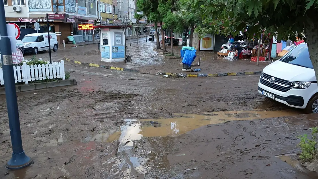 Trabzon'u sel vurdu, ilçe çamura bulandı