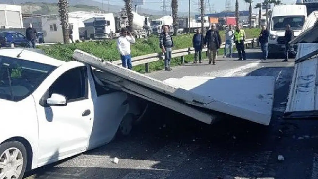 Trafik ışıklarında aracın üzerine duvar düştü