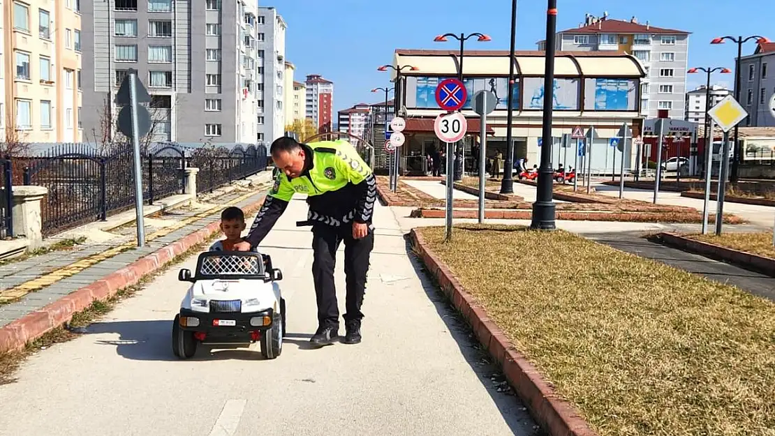 Trafik memurlarından miniklere uygulamalı eğitim!