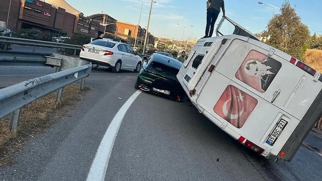 Trafikte korkunç kaza: Üstlerine servis aracı devrildi!