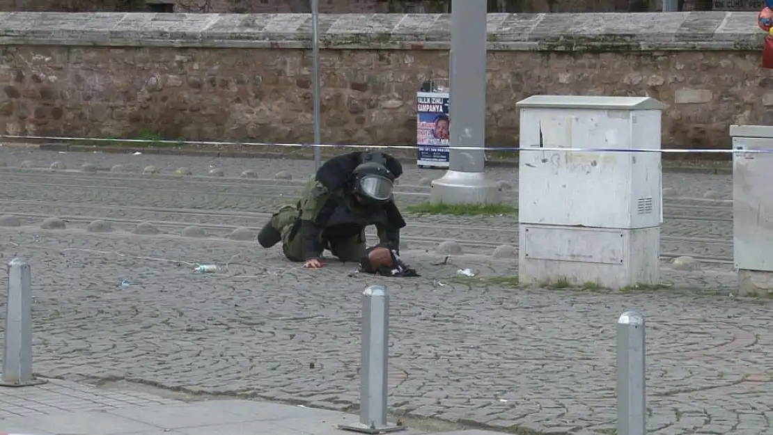 Tramvay kullanacaklar dikkat! Şüpheli çanta seferleri aksattı!