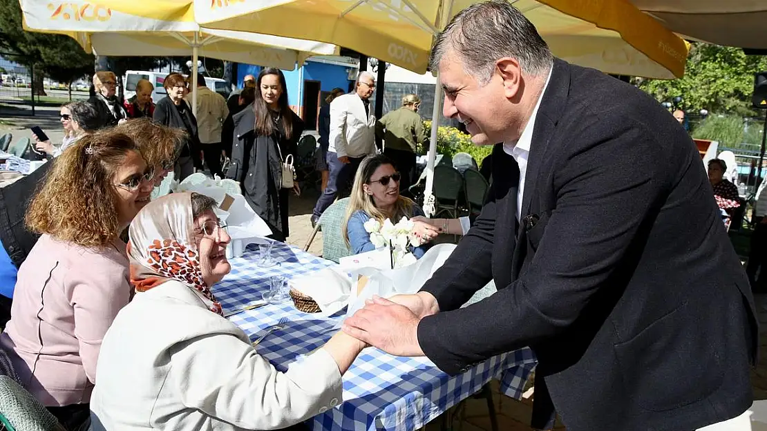 Tugay ve Kınay Örnekköy’de kadınlarla kucaklaştı