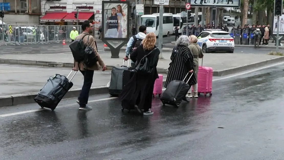 Turistler de 1 Mayıs’tan nasibini aldı: Taksim’den yürüyerek ayrıldılar