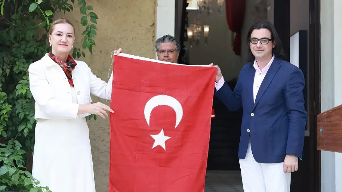 Türk askerini karşılayan 100 yıllık tarihi Türk bayrağı DEÜ'ye bağışlandı