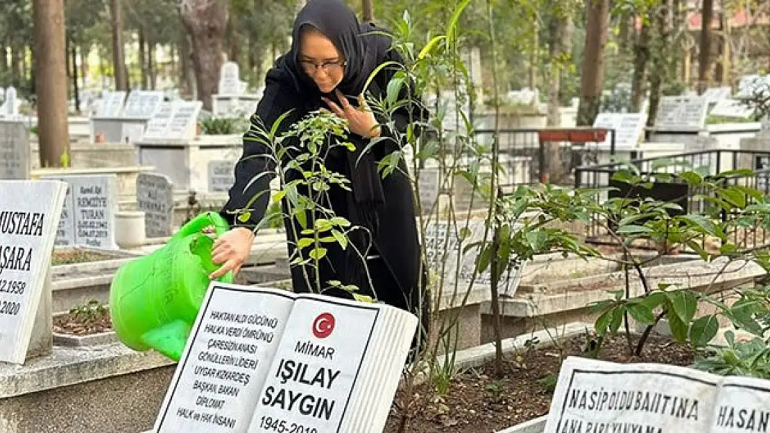 Türk kadınına seçme ve seçilme hakkının 89'uncu yıl dönümünde Türkiye'nin ilk kadın bakanı unutulmadı