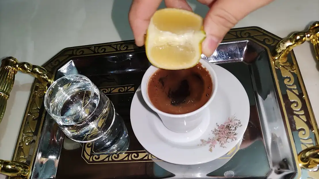 Türk kahvesine limon sıkmanın etkileri! faydaları ve bilinmesi gerekenler